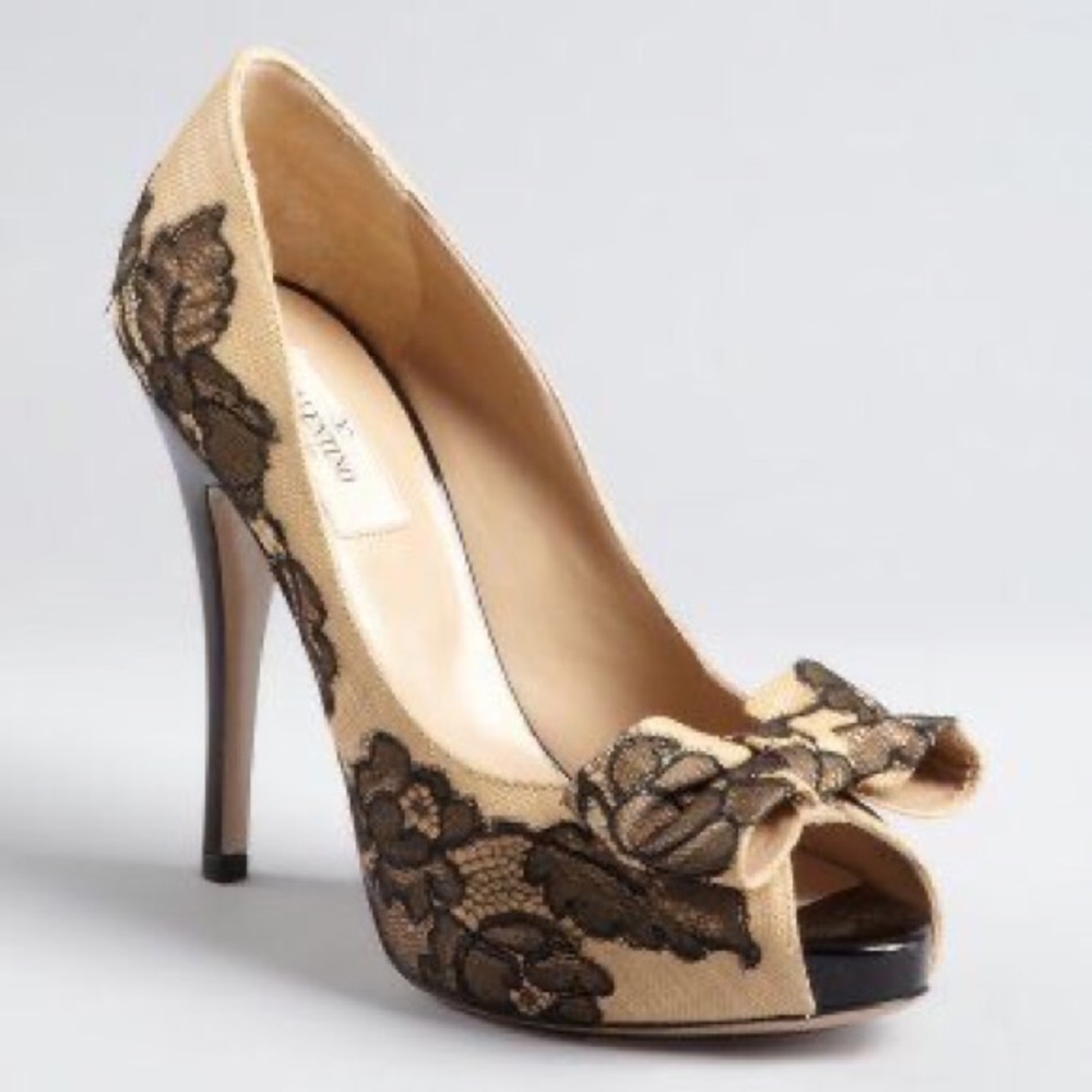 Valentino size 7.5 Beige & Black Lace and Raffia Bow Peep-Toe Pumps